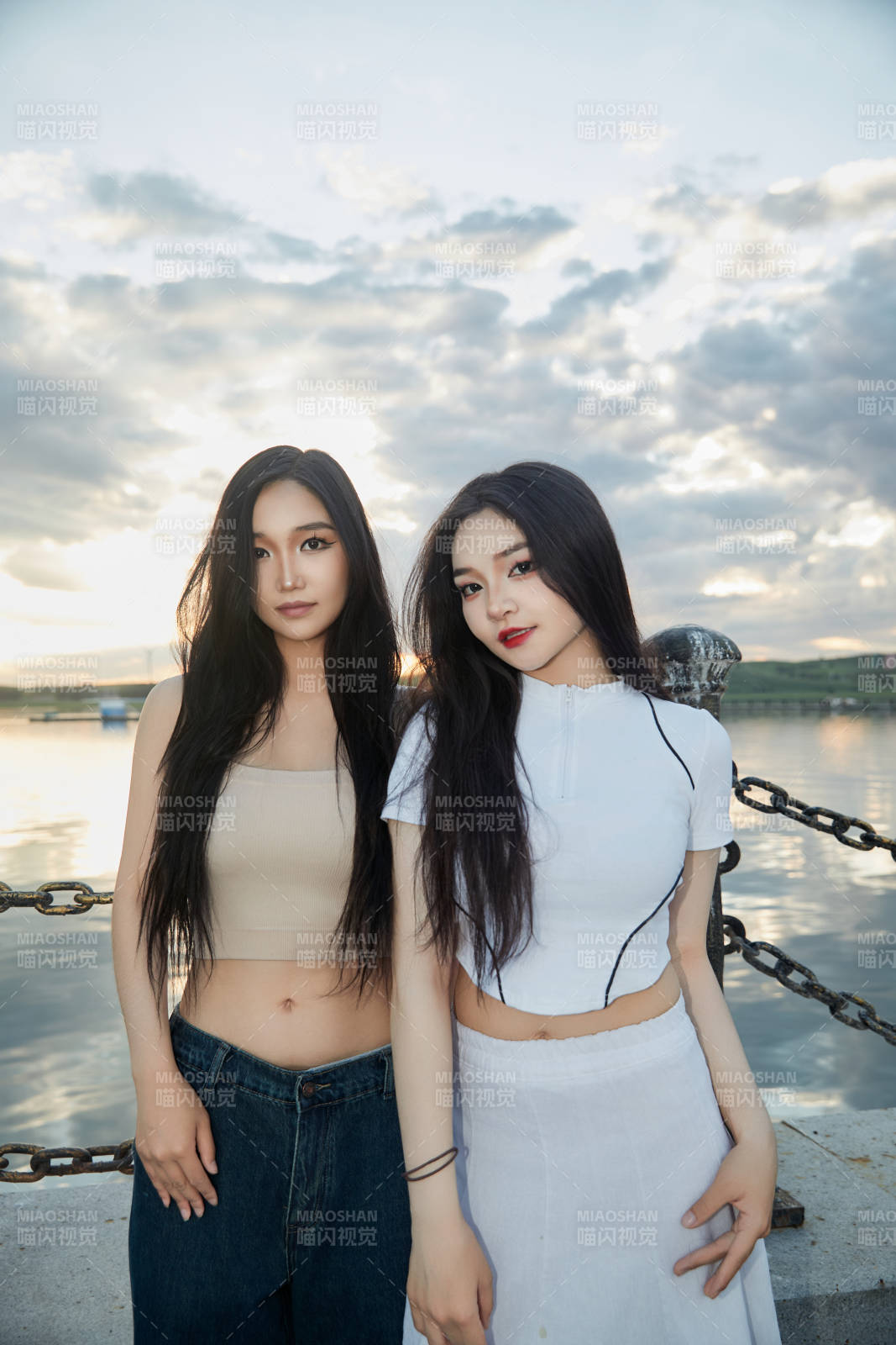 傍晚在湖边欣赏风景拍照的亚洲美女们图片