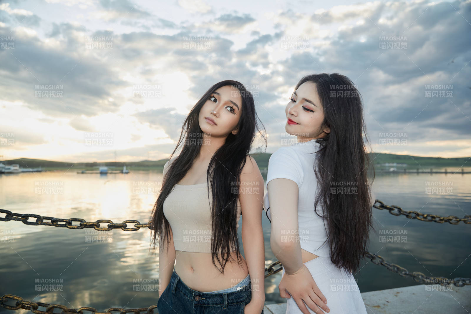 傍晚在湖边欣赏风景拍照的亚洲美女们图片