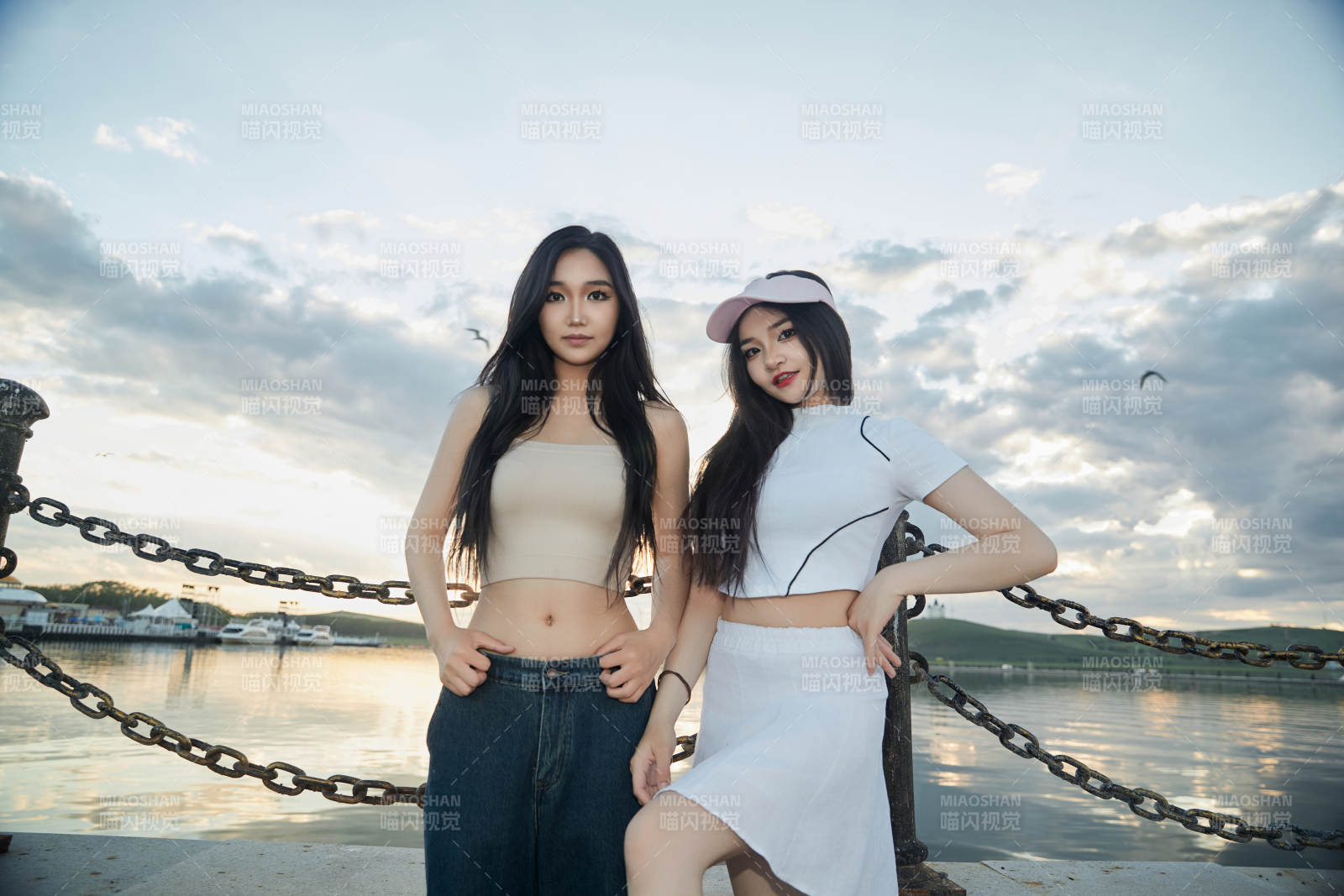 傍晚在湖边欣赏风景拍照的亚洲美女们图片