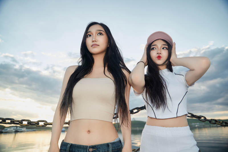 傍晚在湖边欣赏风景拍照的亚洲美女们图片