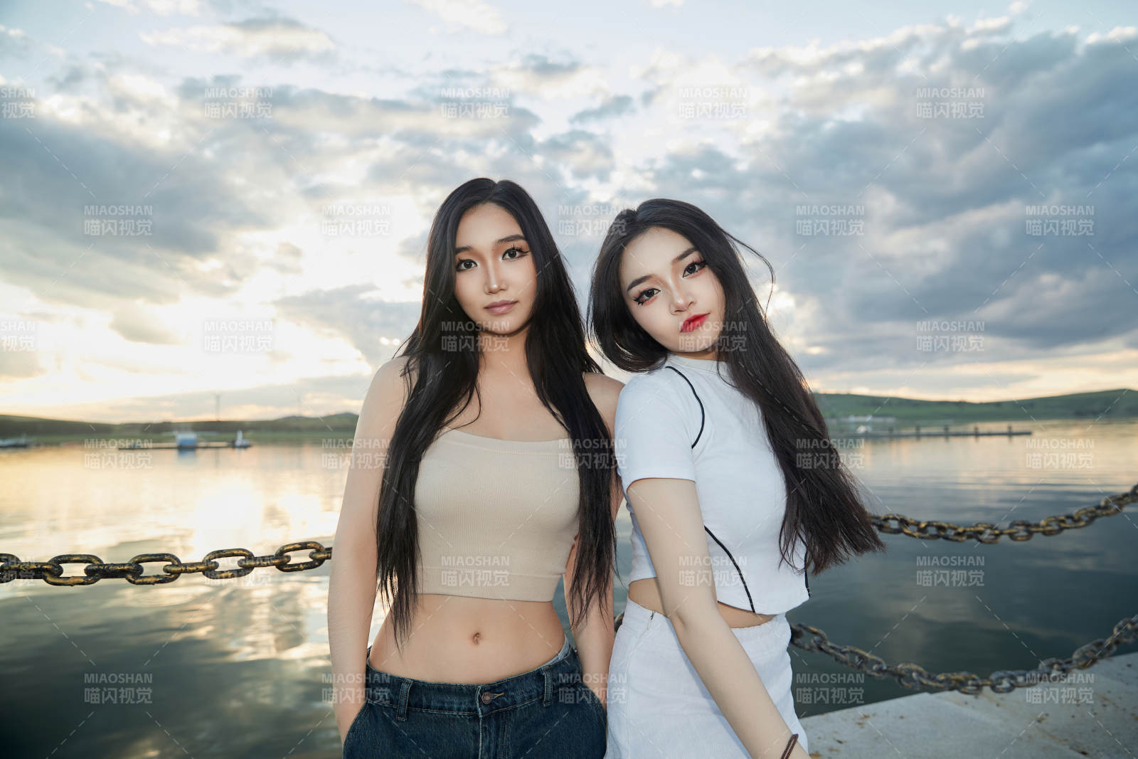 傍晚在湖边欣赏风景拍照的亚洲美女们图片