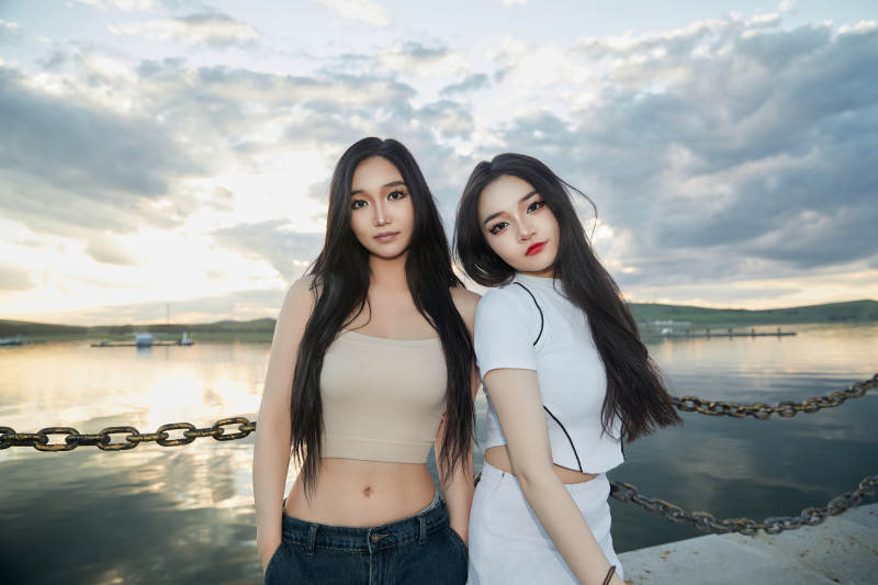 傍晚在湖边欣赏风景拍照的亚洲美女们图片