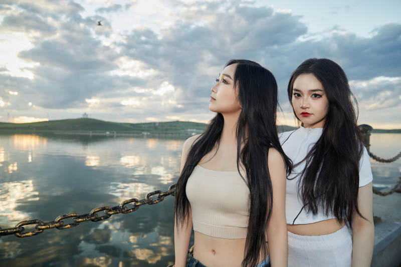 傍晚在湖边欣赏风景拍照的亚洲美女们图片