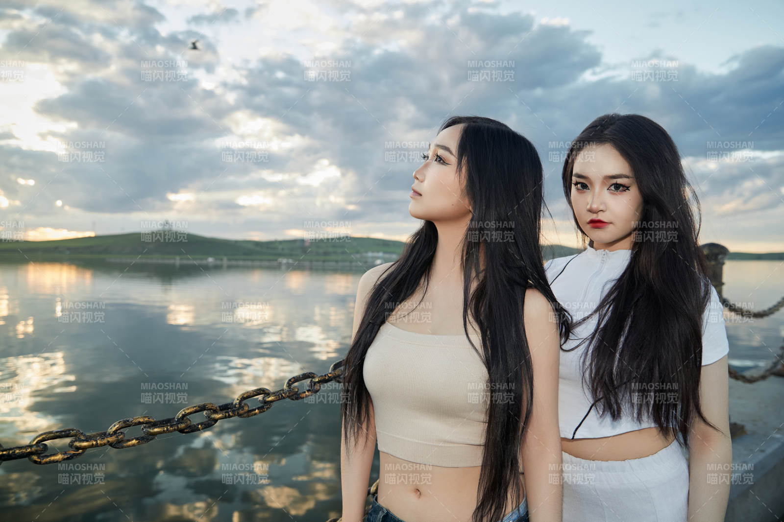 傍晚在湖边欣赏风景拍照的亚洲美女们图片