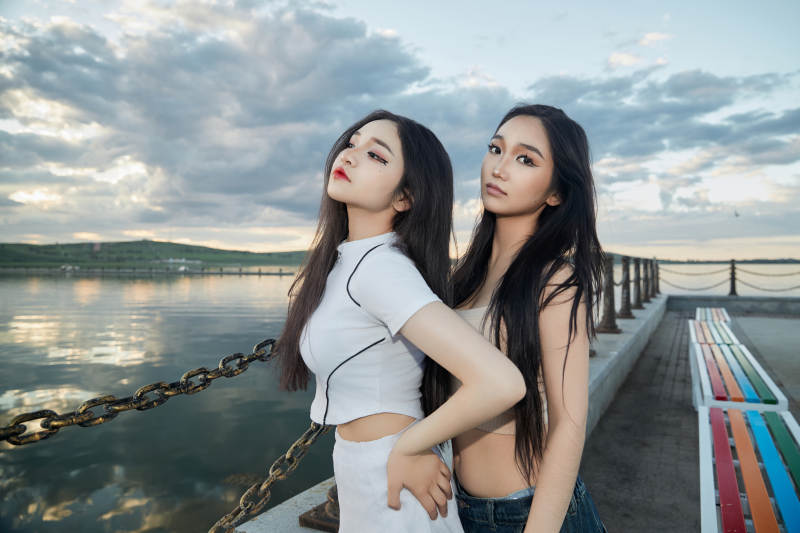 傍晚在湖边欣赏风景拍照的亚洲美女们图片