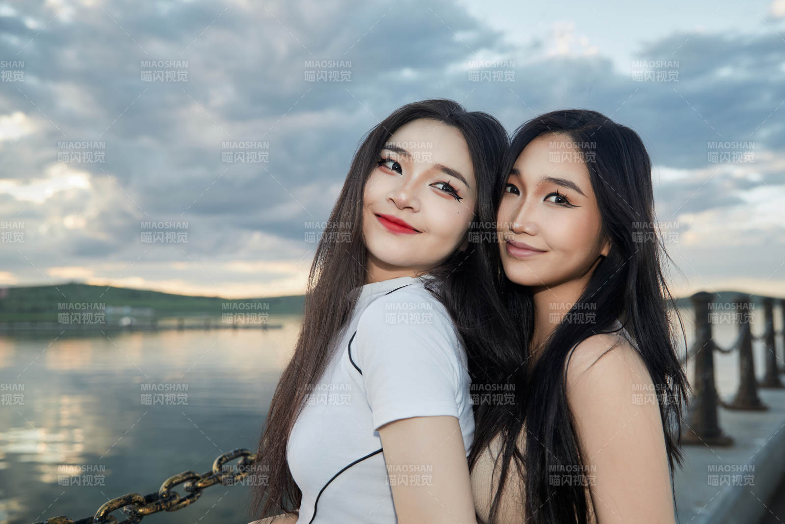 傍晚在湖边欣赏风景拍照的亚洲美女们图片