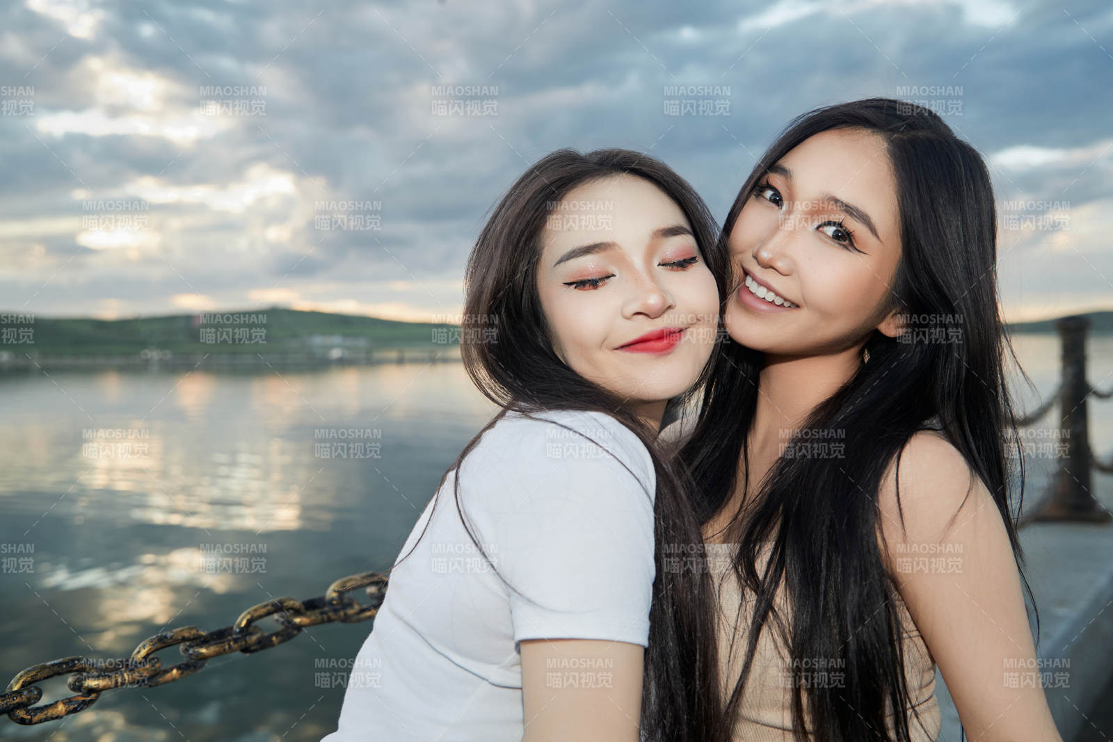 傍晚在湖边欣赏风景拍照的亚洲美女们图片