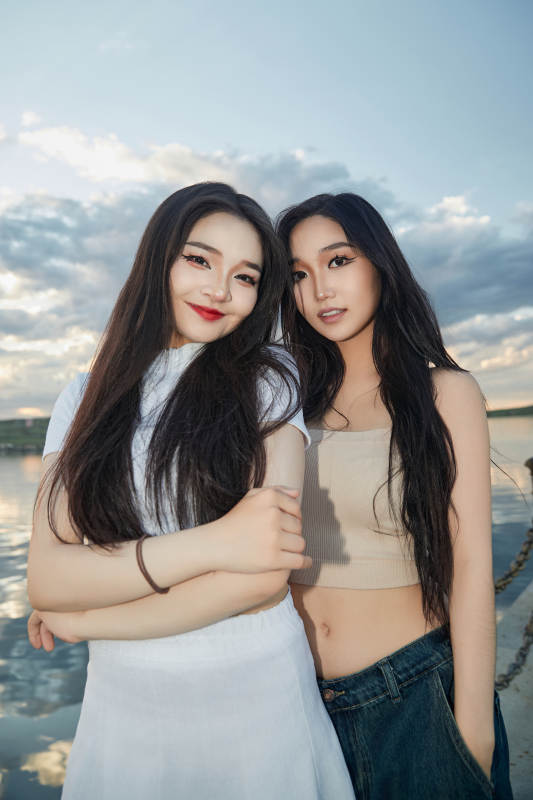 傍晚在湖边欣赏风景拍照的亚洲美女们图片