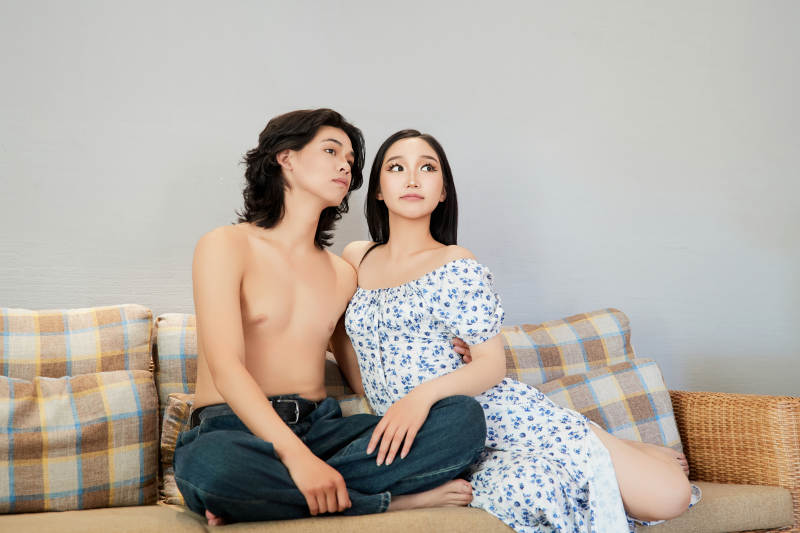 假日居家休息的青年情侣图片