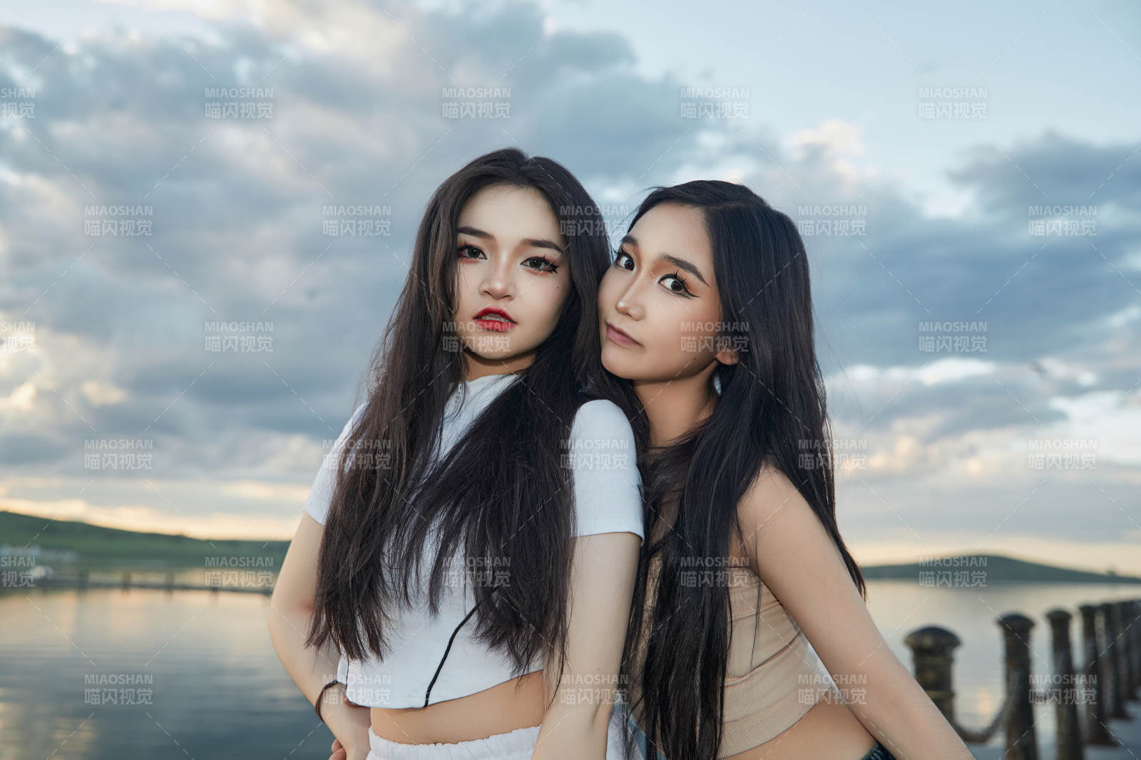 傍晚在湖边欣赏风景拍照的亚洲美女们图片