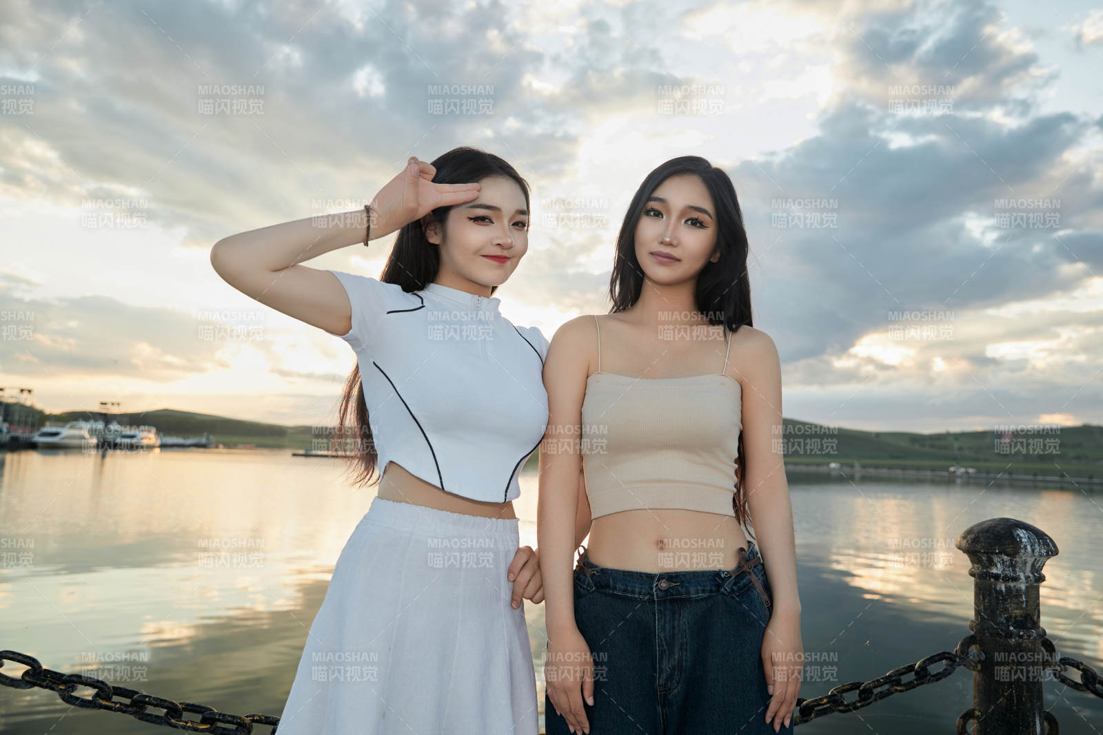 傍晚在湖边欣赏风景拍照的亚洲美女们图片