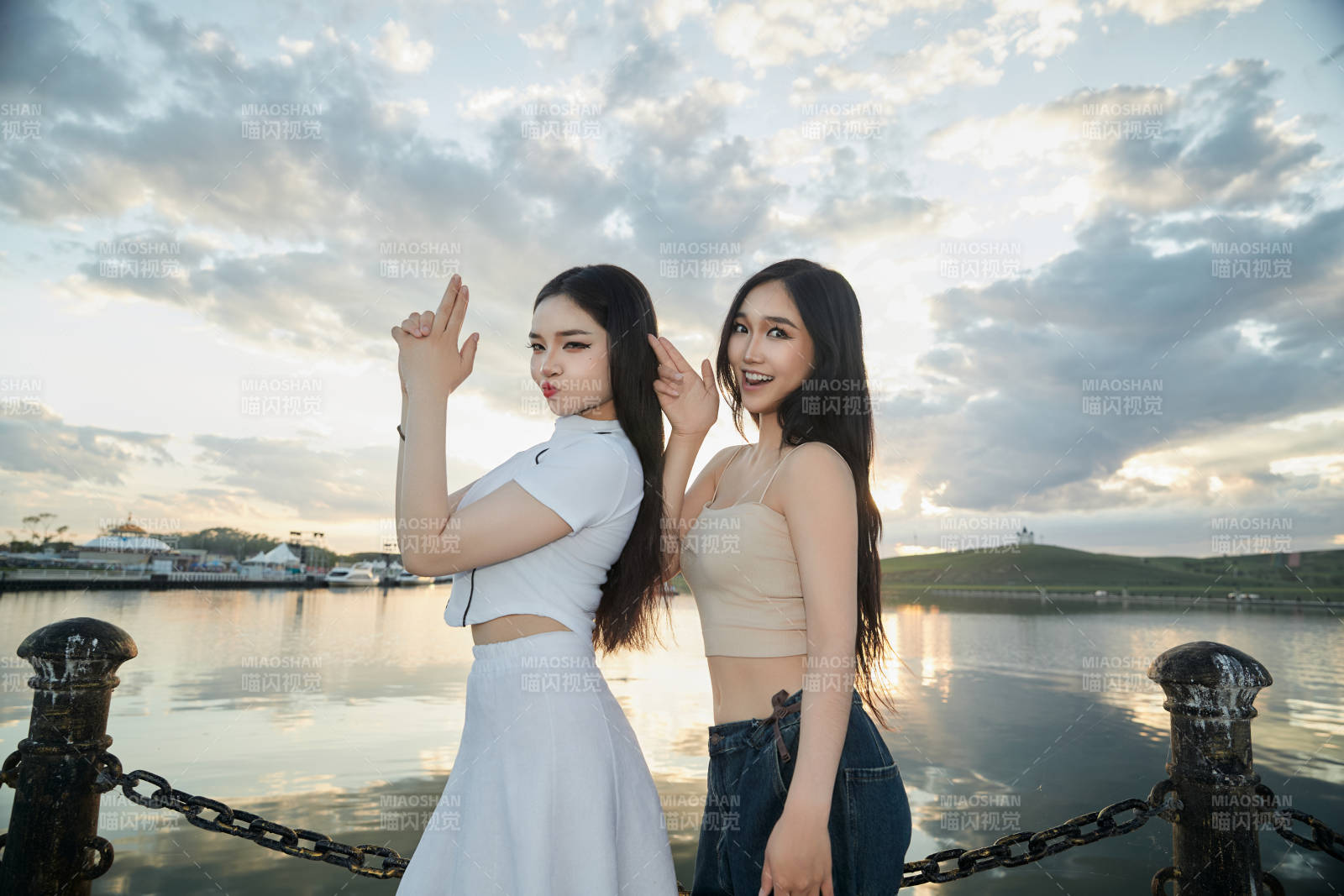 傍晚在湖边欣赏风景拍照的亚洲美女们图片