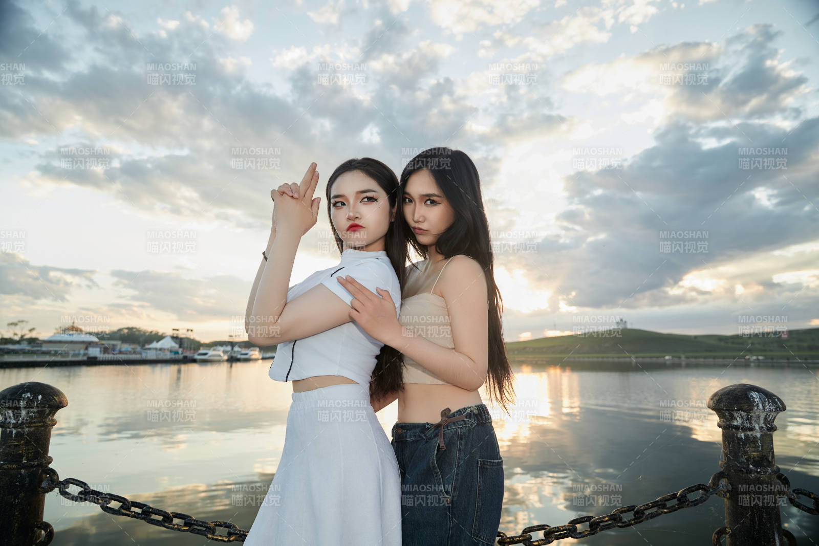 傍晚在湖边欣赏风景拍照的亚洲美女们图片