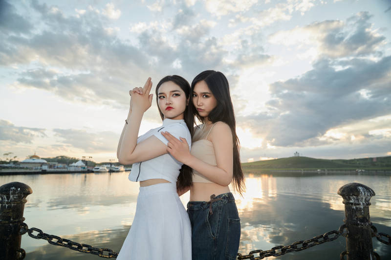 傍晚在湖边欣赏风景拍照的亚洲美女们图片