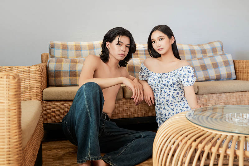 假日居家休息的青年情侣图片