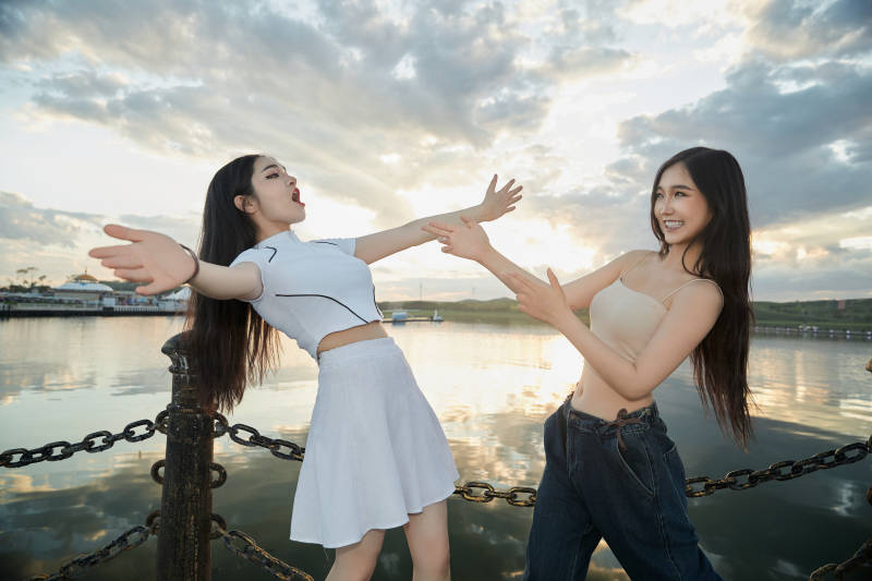 傍晚在湖边欣赏风景拍照的亚洲美女们图片