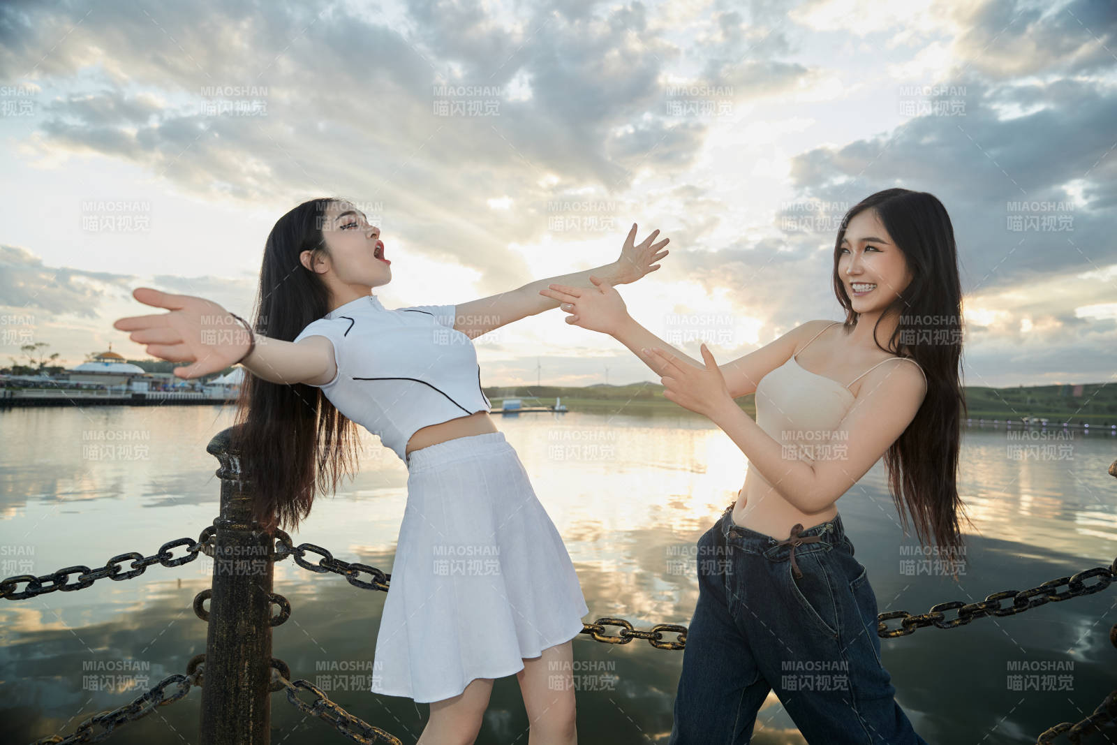 傍晚在湖边欣赏风景拍照的亚洲美女们图片