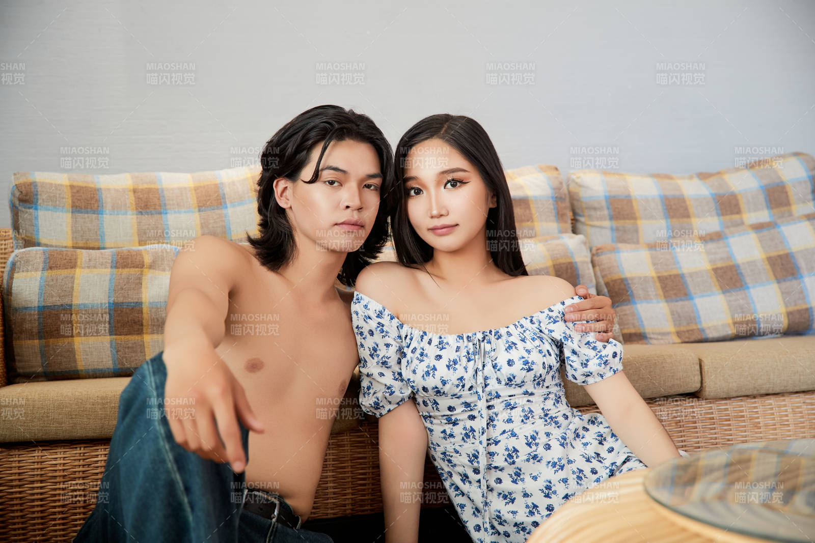 假日居家休息的青年情侣图片