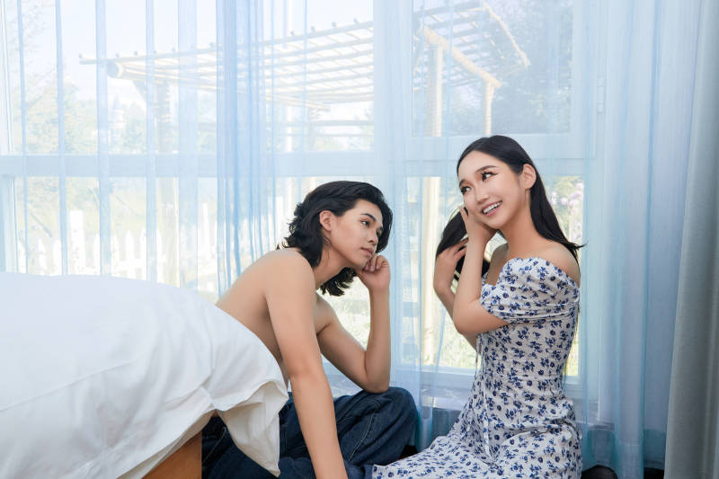 假日居家休息的青年情侣图片