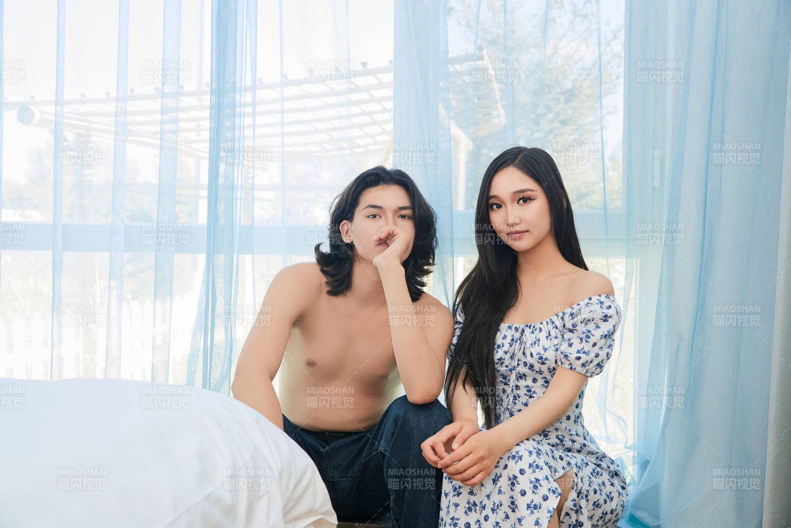 假日居家休息的青年情侣图片