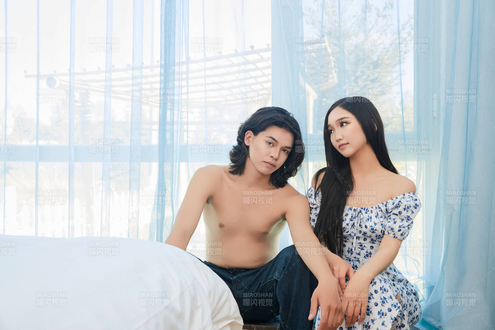 假日居家休息的青年情侣图片