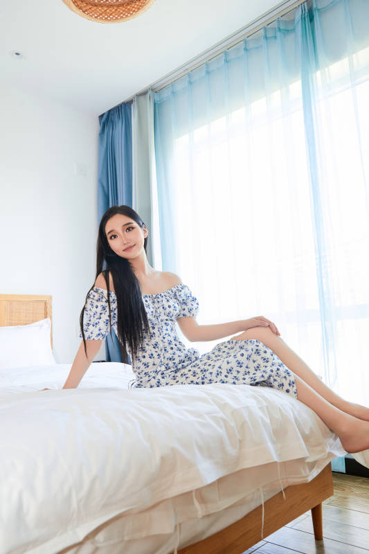 在酒店客房休息的亚洲美女图片