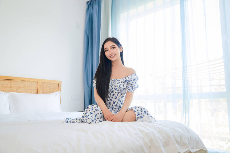 在酒店客房休息的亚洲美女图片