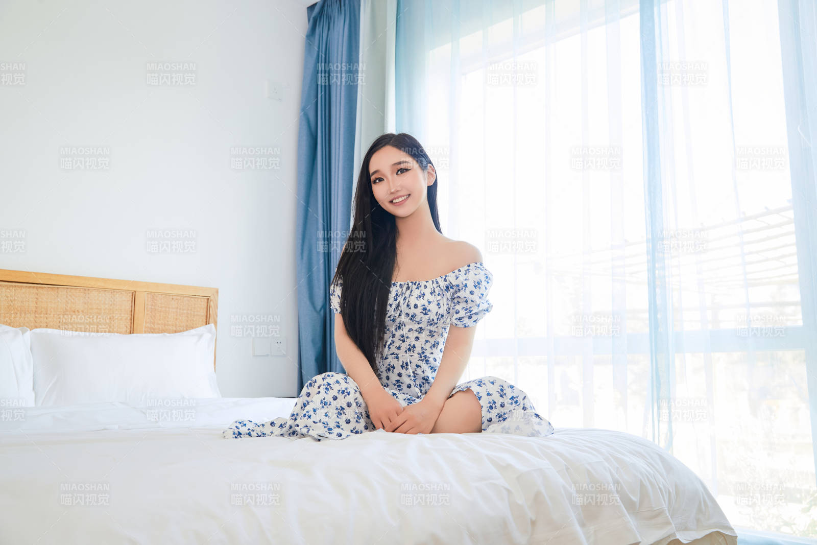 在酒店客房休息的亚洲美女图片