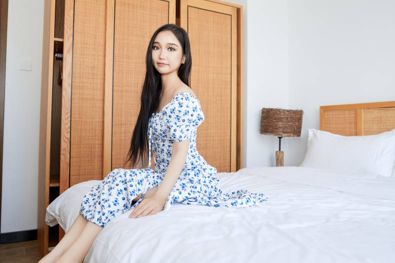 在酒店客房休息的亚洲美女图片