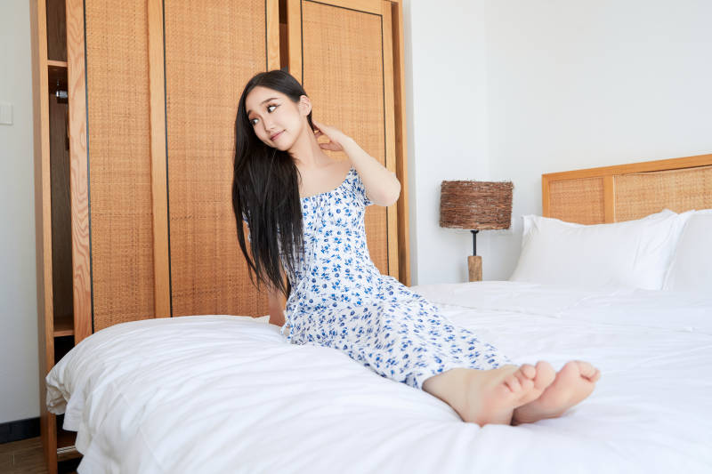 在酒店客房休息的亚洲美女图片