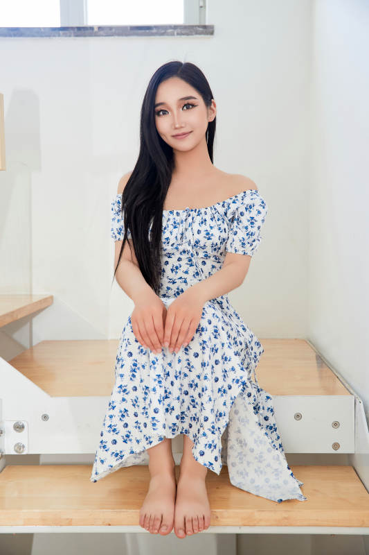 在别墅内的楼梯上拍照的亚洲美女图片