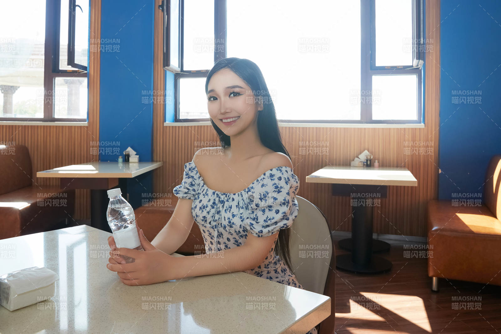 坐在茶餐厅大等待食物的可爱美女图片