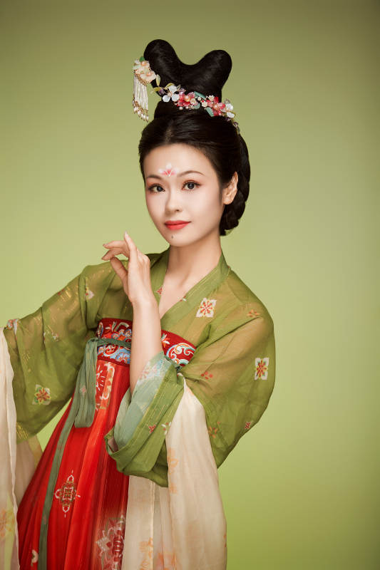 大唐风韵女性古装妆容造型图片