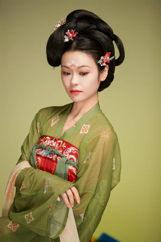 大唐风韵女性古装妆容造型图片