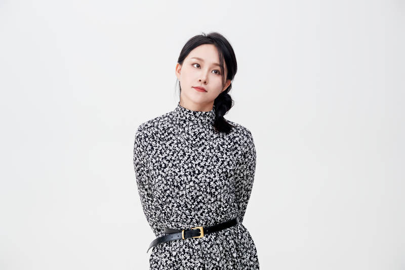 白色背景下使用手机的亚洲女性图片