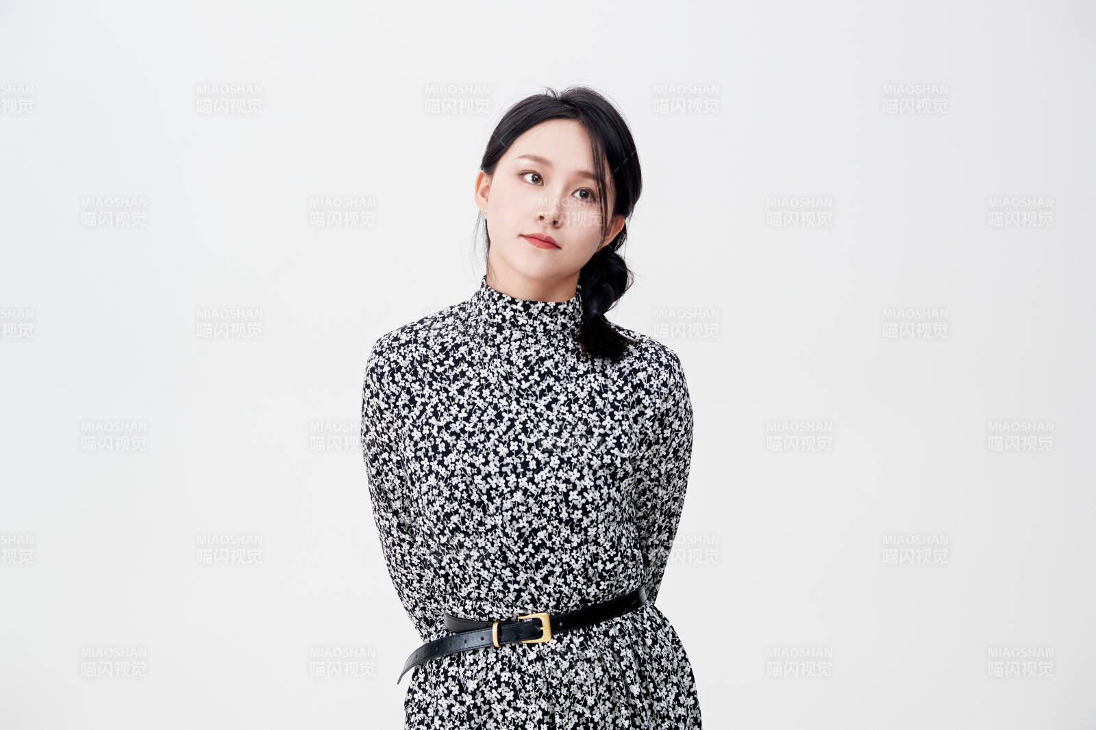 白色背景下使用手机的亚洲女性图片