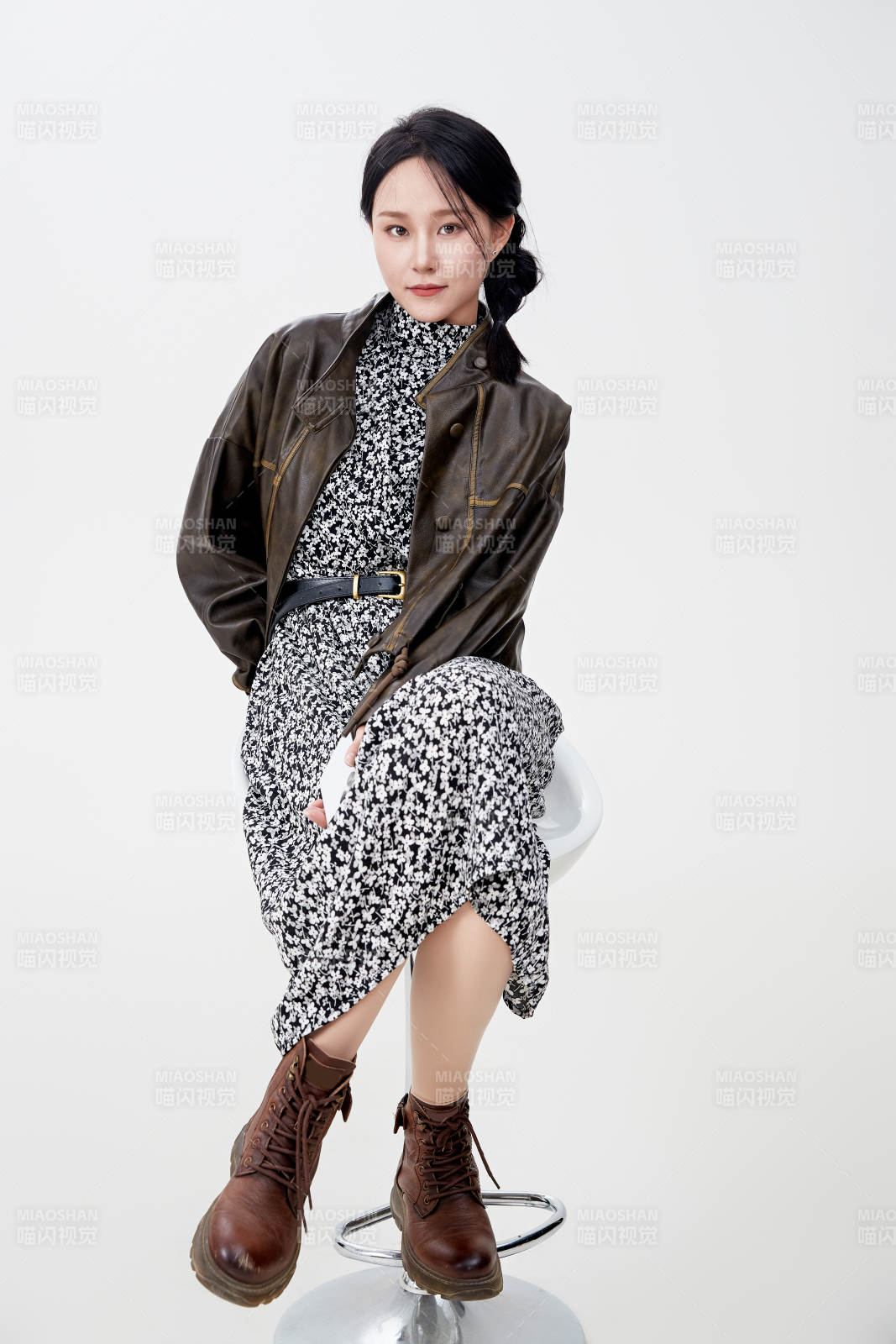 白色背景下使用手机的亚洲女性图片