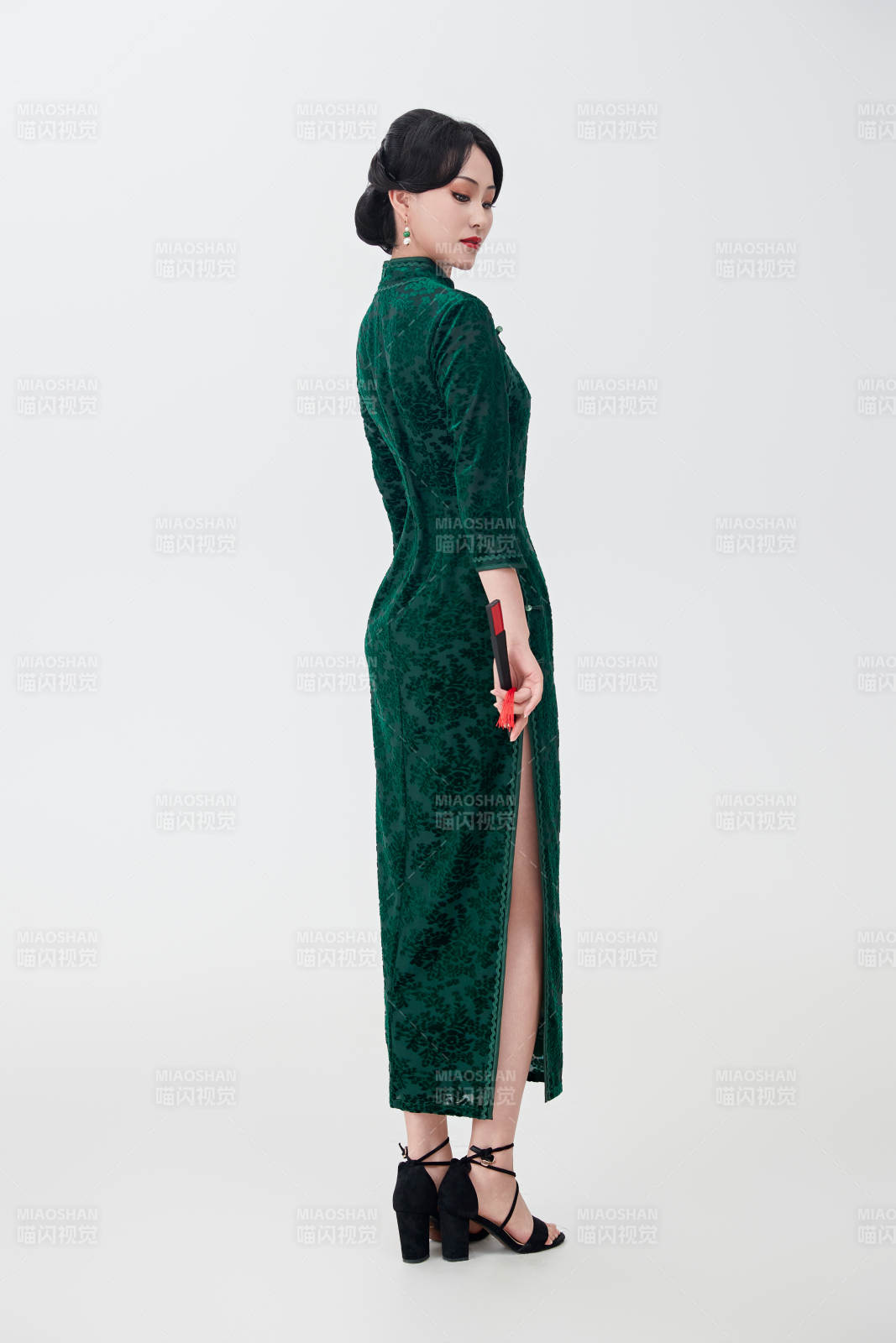 穿着中式旗袍手拿香扇的亚洲美女图片