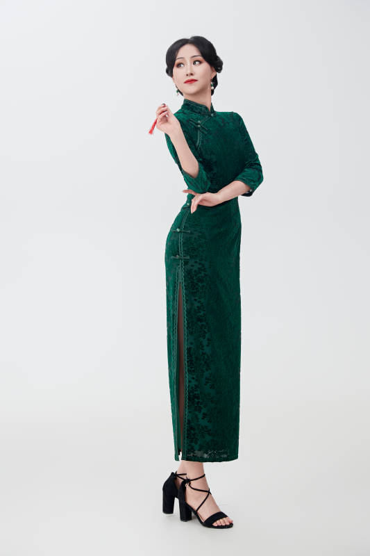 穿着中式旗袍手拿香扇的亚洲美女图片