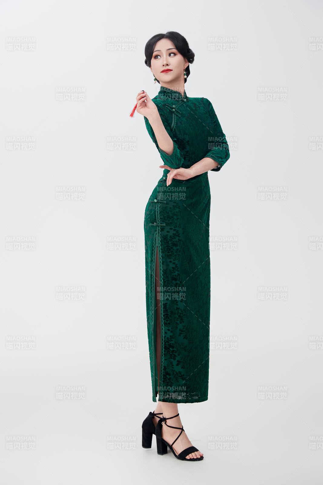 穿着中式旗袍手拿香扇的亚洲美女图片