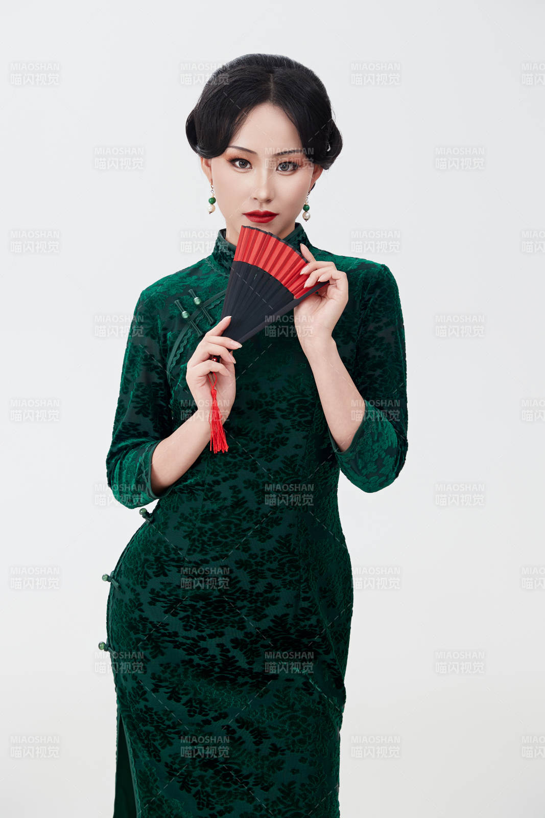 穿着中式旗袍手拿香扇的亚洲美女图片