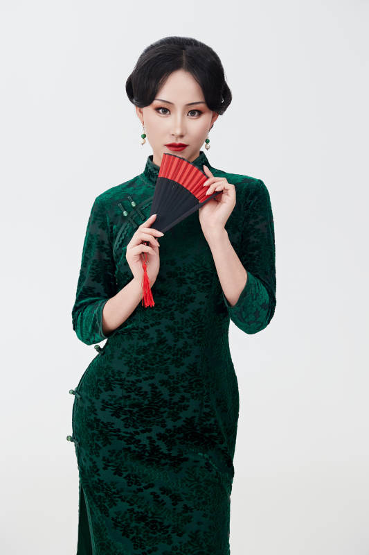 穿着中式旗袍手拿香扇的亚洲美女图片