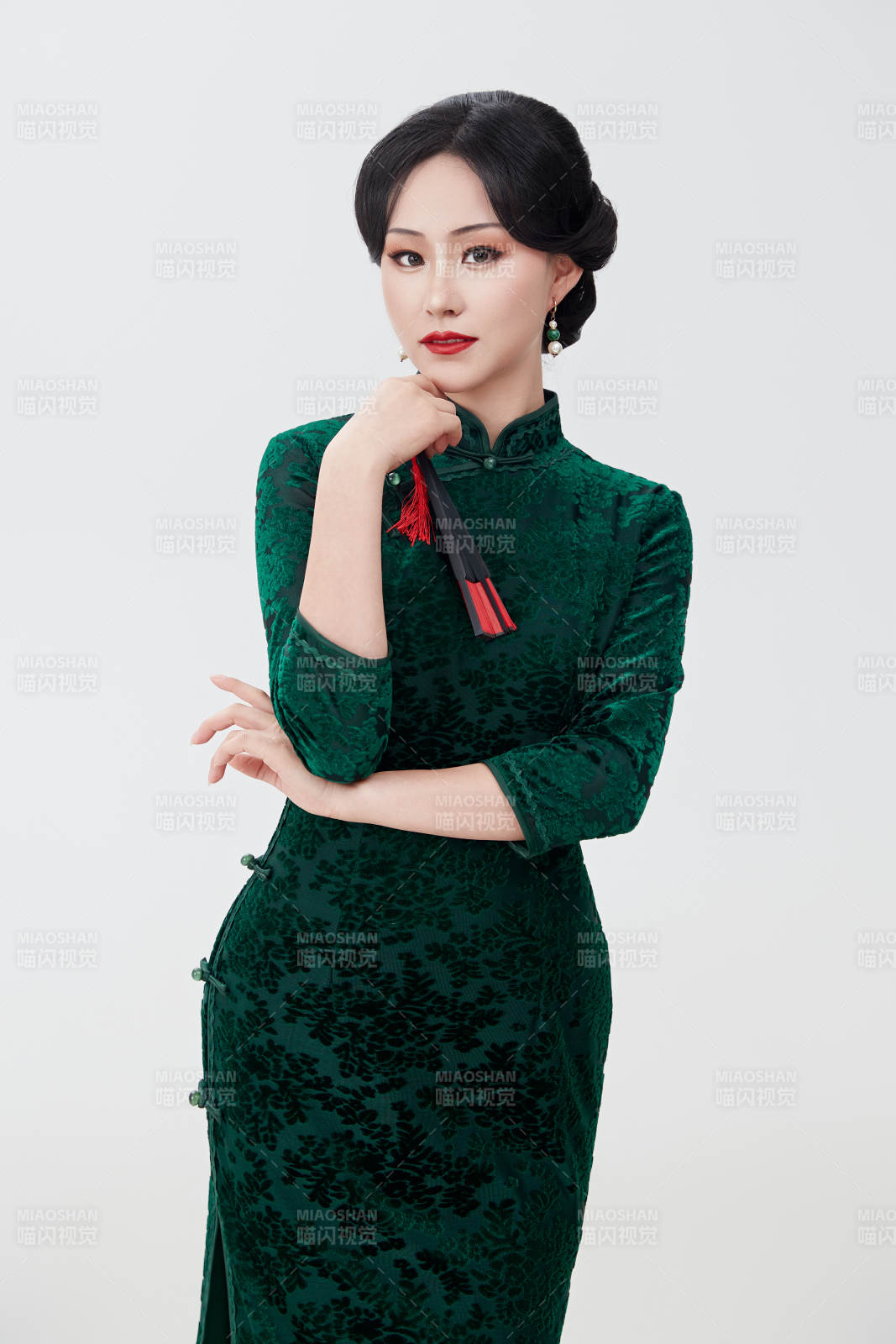 穿着中式旗袍手拿香扇的亚洲美女图片