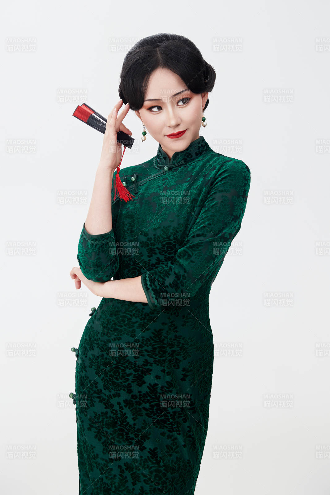 穿着中式旗袍手拿香扇的亚洲美女图片