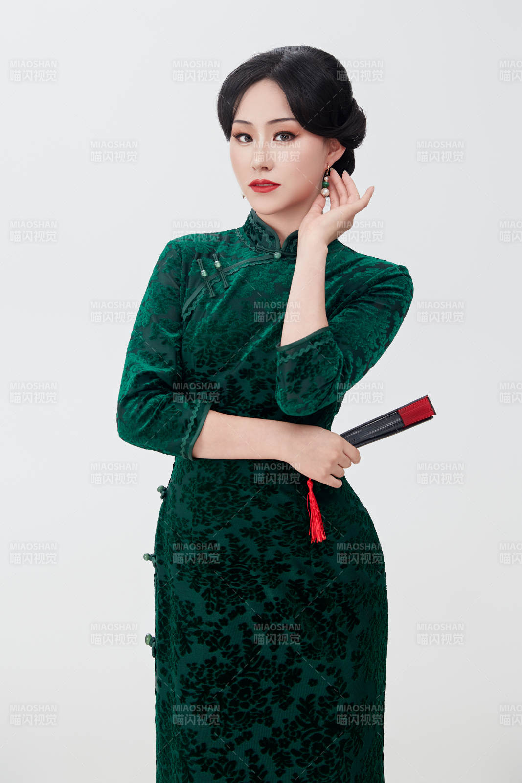 穿着中式旗袍手拿香扇的亚洲美女图片