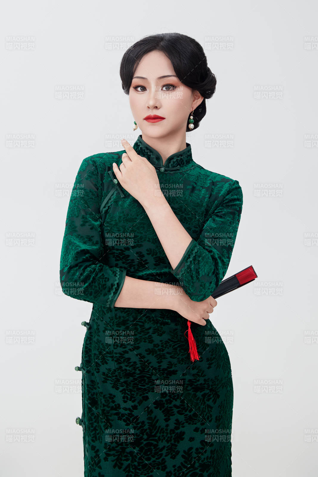 穿着中式旗袍手拿香扇的亚洲美女图片