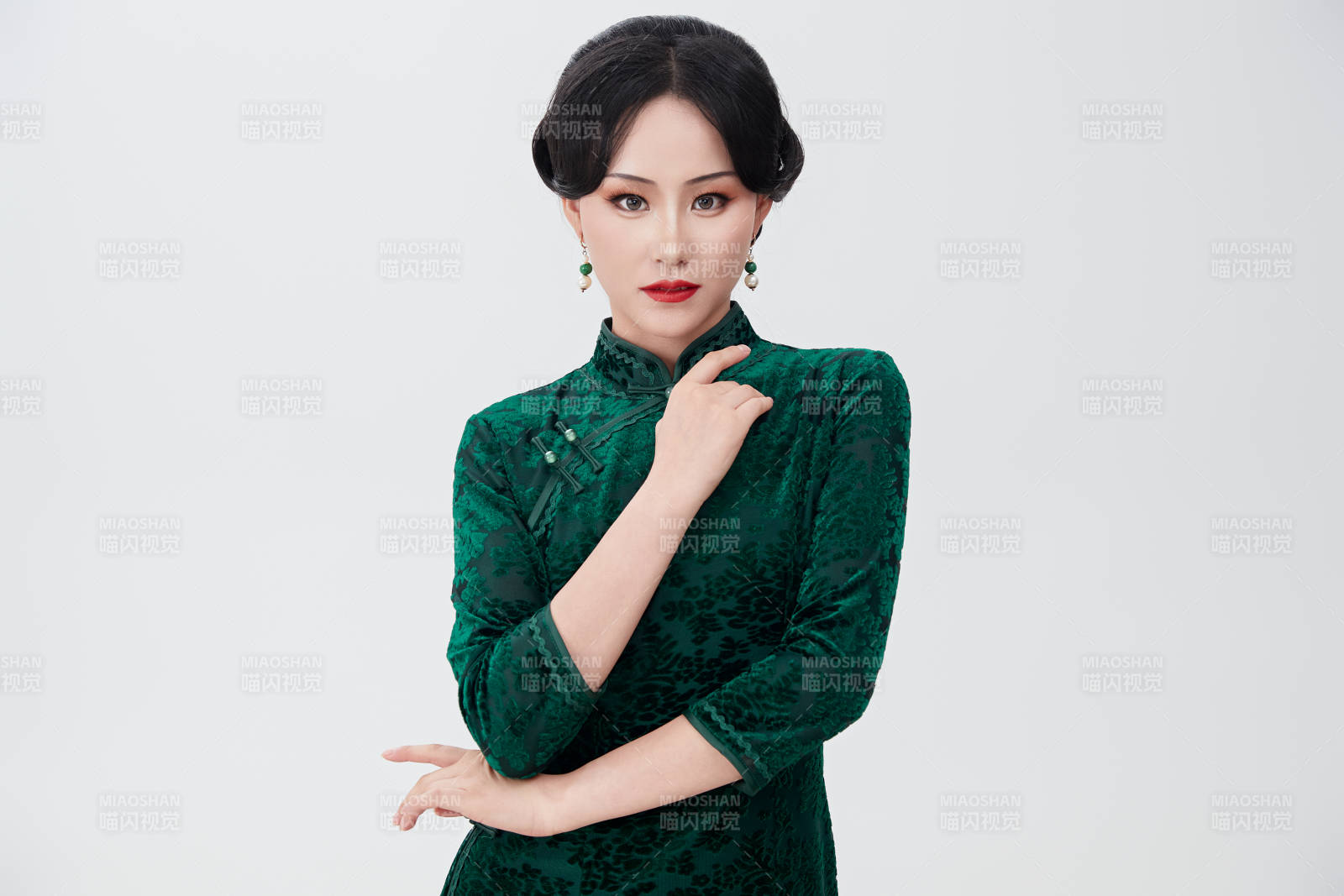 身着传统中式旗袍的亚洲美女图片