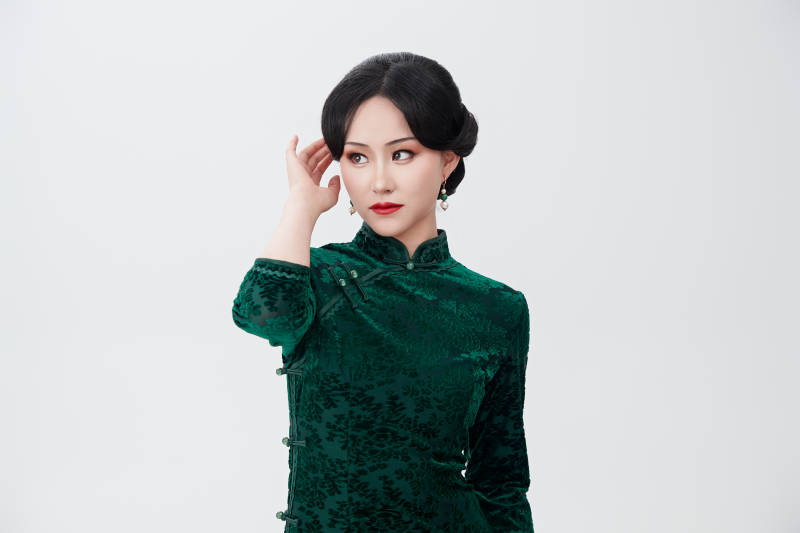 身着传统中式旗袍的亚洲美女图片