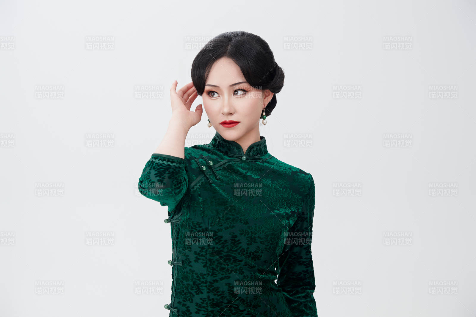 身着传统中式旗袍的亚洲美女图片