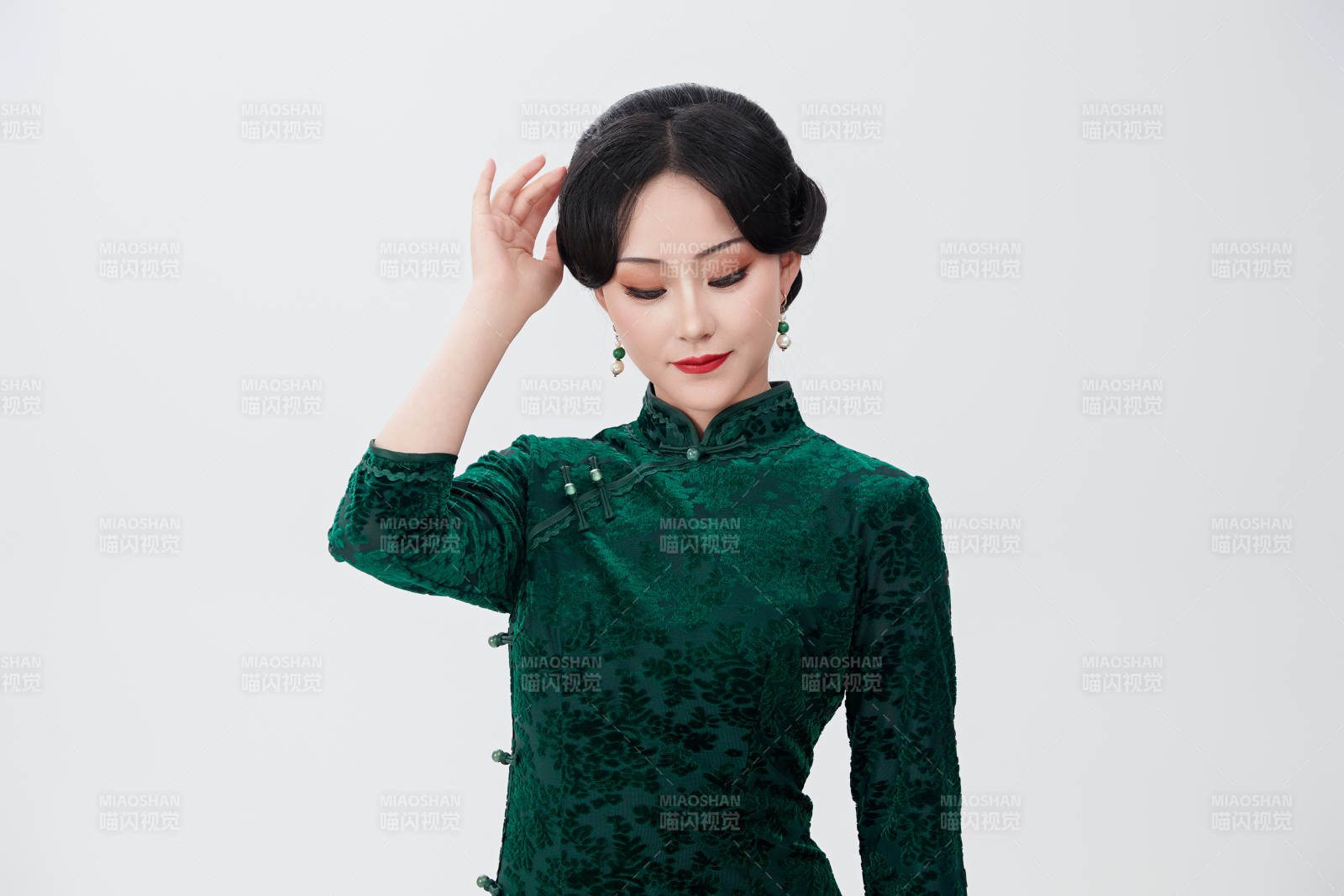 身着传统中式旗袍的亚洲美女图片